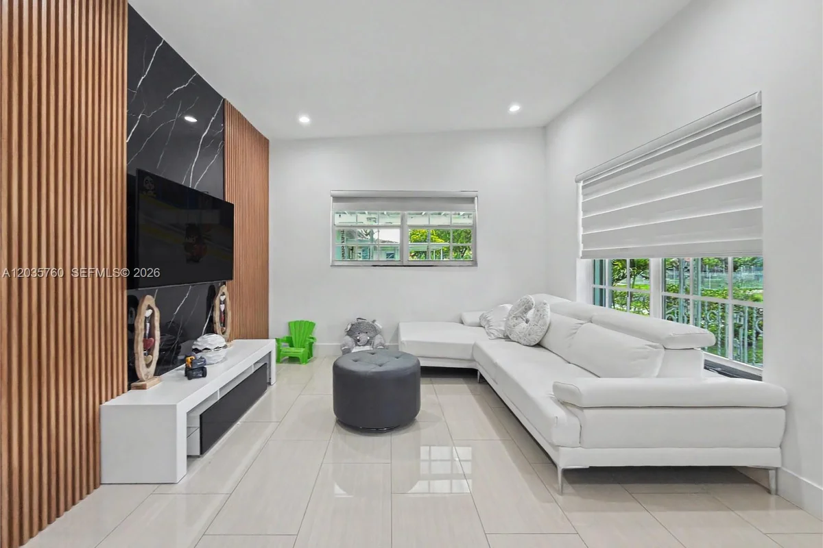 960 NE 146th St, North Miami: photo 1 of 38