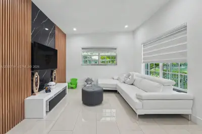 960 NE 146th St, North Miami: photo 1 of 38