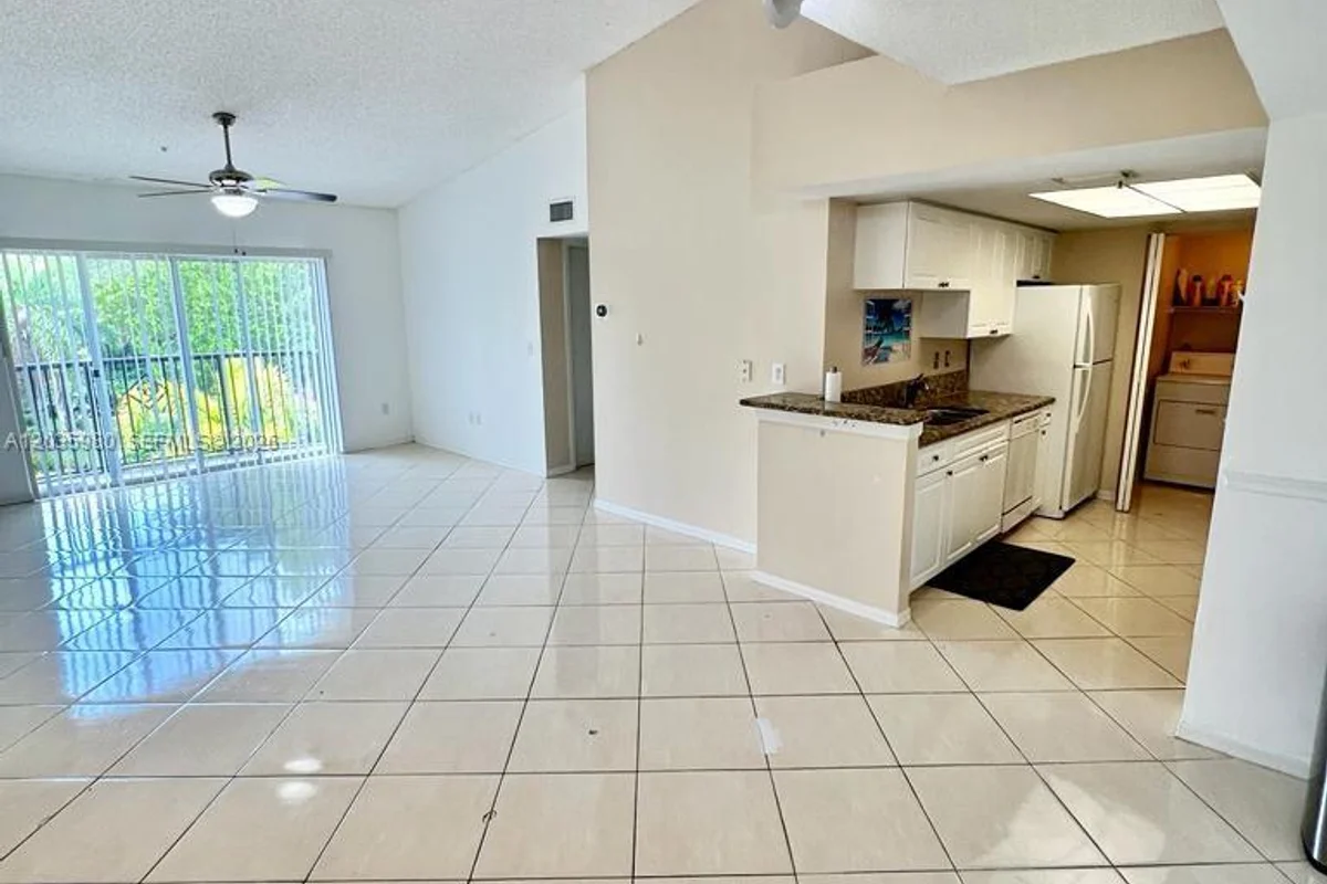 Apartment in Royal Palm Beach: photo 1 of 33