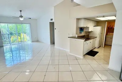 Apartment in Royal Palm Beach: photo 1 of 33