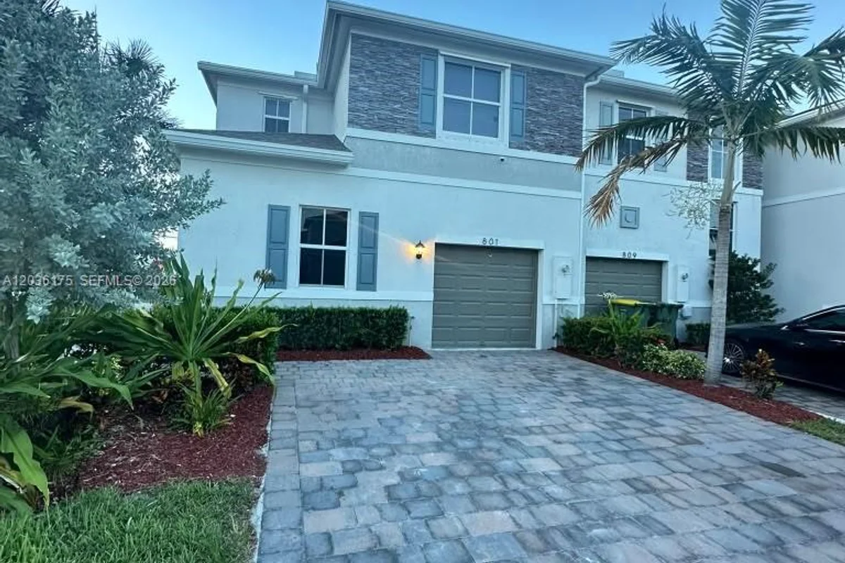 Townhouse in Homestead: photo 1 of 9