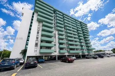 1825 W 44th Pl #1107, Hialeah: photo 1 of 14