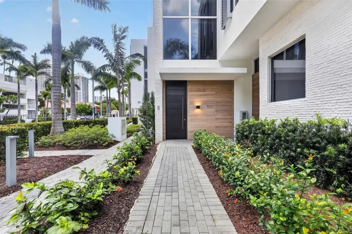 3750 Yacht Club Dr #TH5, Aventura: photo 1 of 84