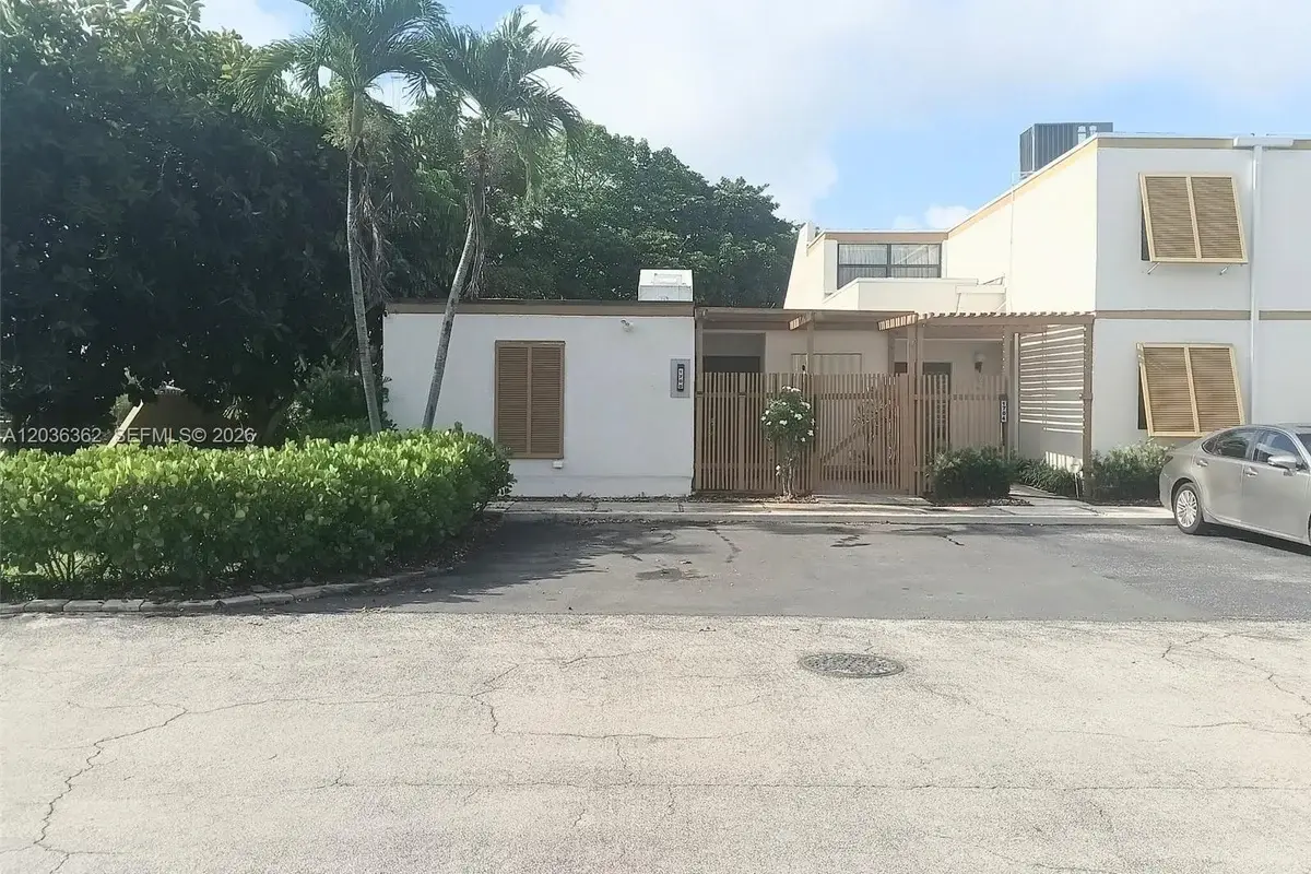 1700 SW 131st Place Cir S, Miami: photo 1 of 24