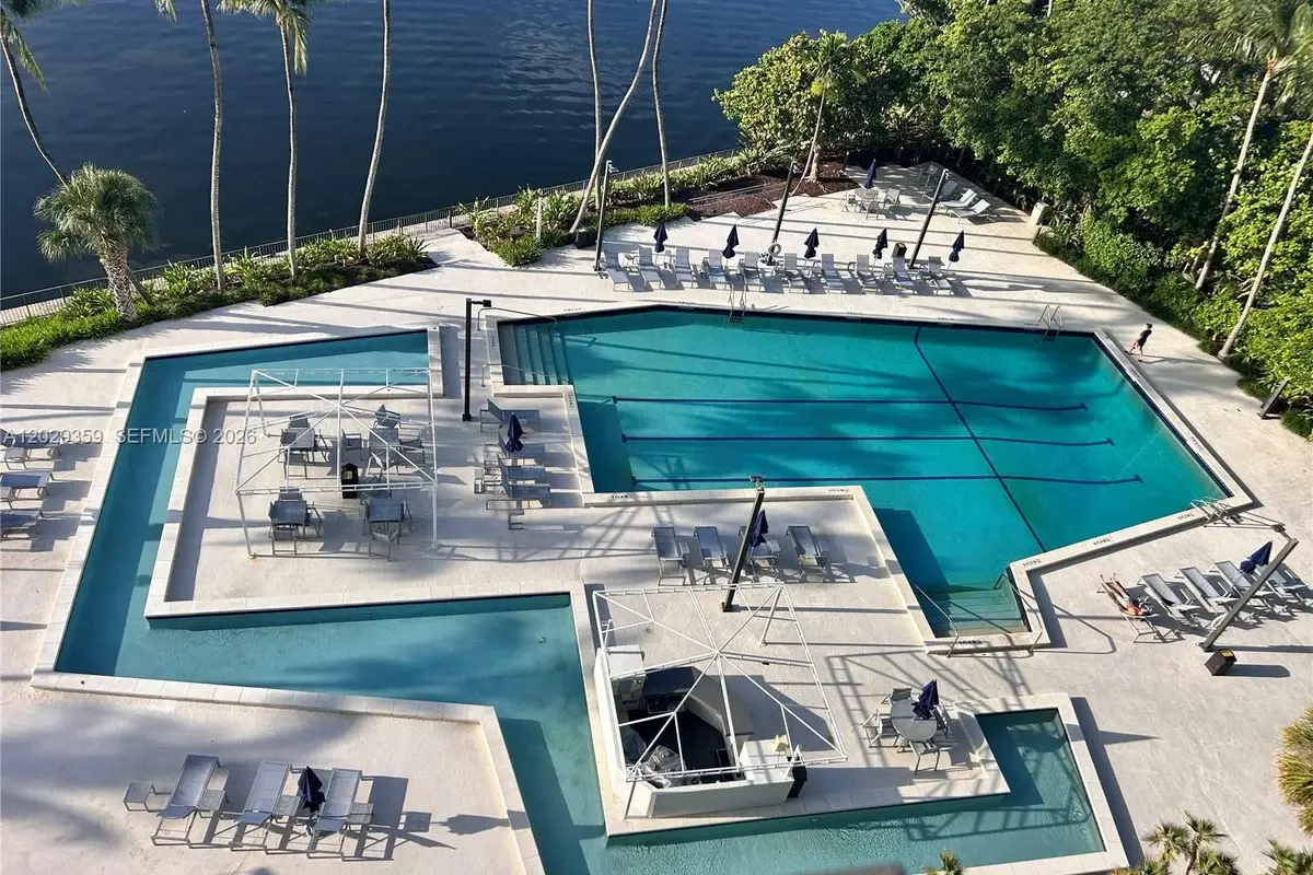 2333 Brickell Ave #1402, Miami: photo 1 of 25