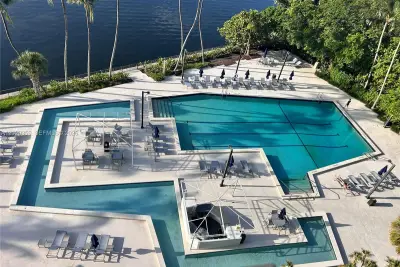 2333 Brickell Ave #1402, Miami: photo 1 of 25