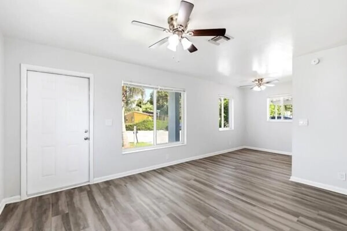 2302 Avenue M, Riviera Beach: photo 1 of 20