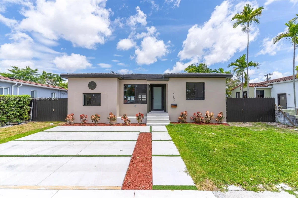 4353 SW 2nd St, Miami: photo 1 of 33