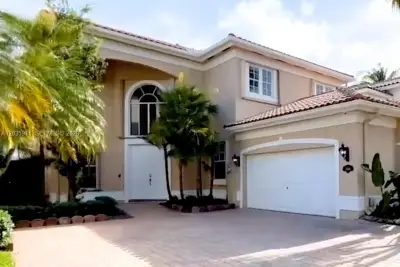 3944 194th Trl, Sunny Isles Beach: photo 1 of 15