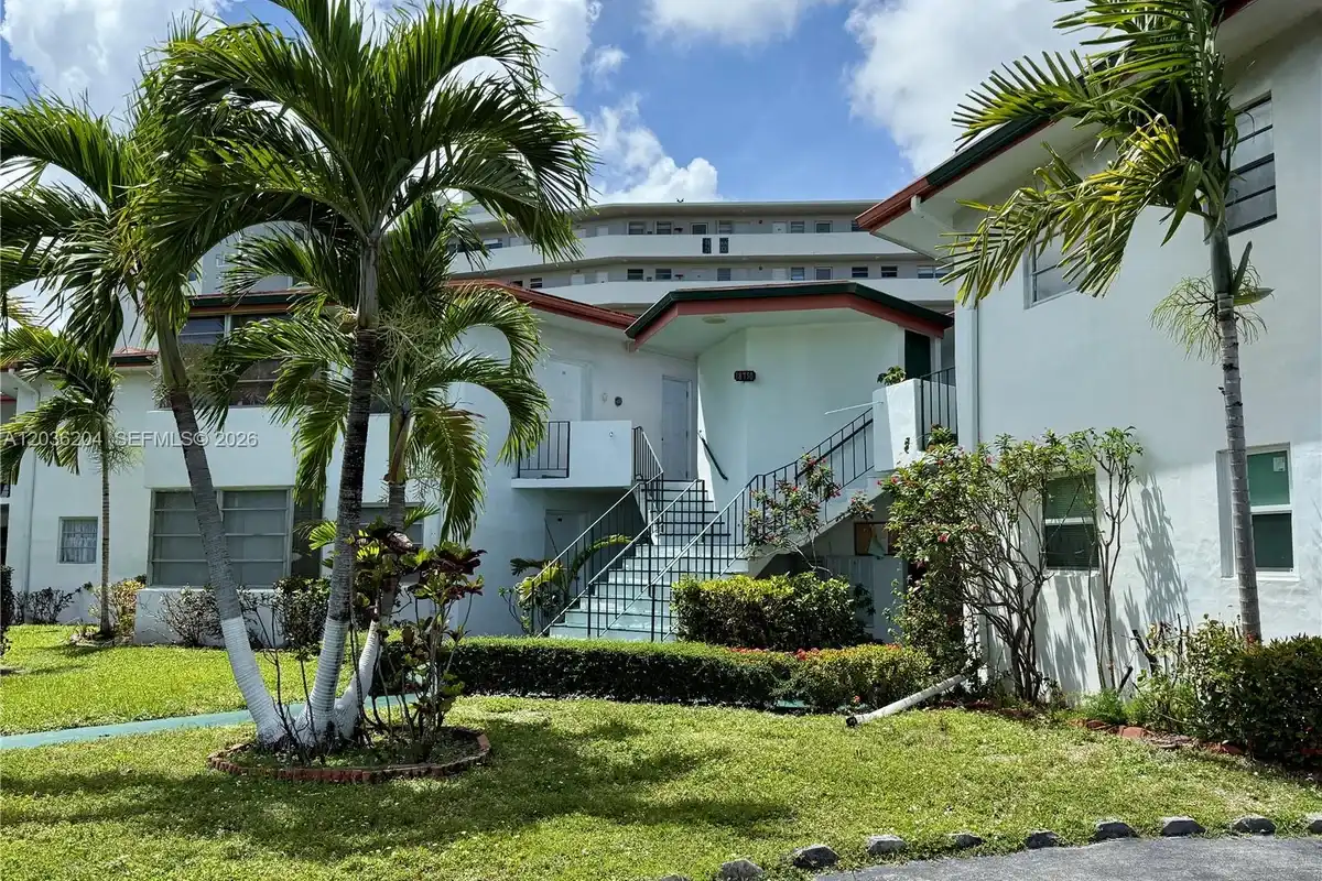18750 NE 18th Ave #251, Miami: photo 1 of 17