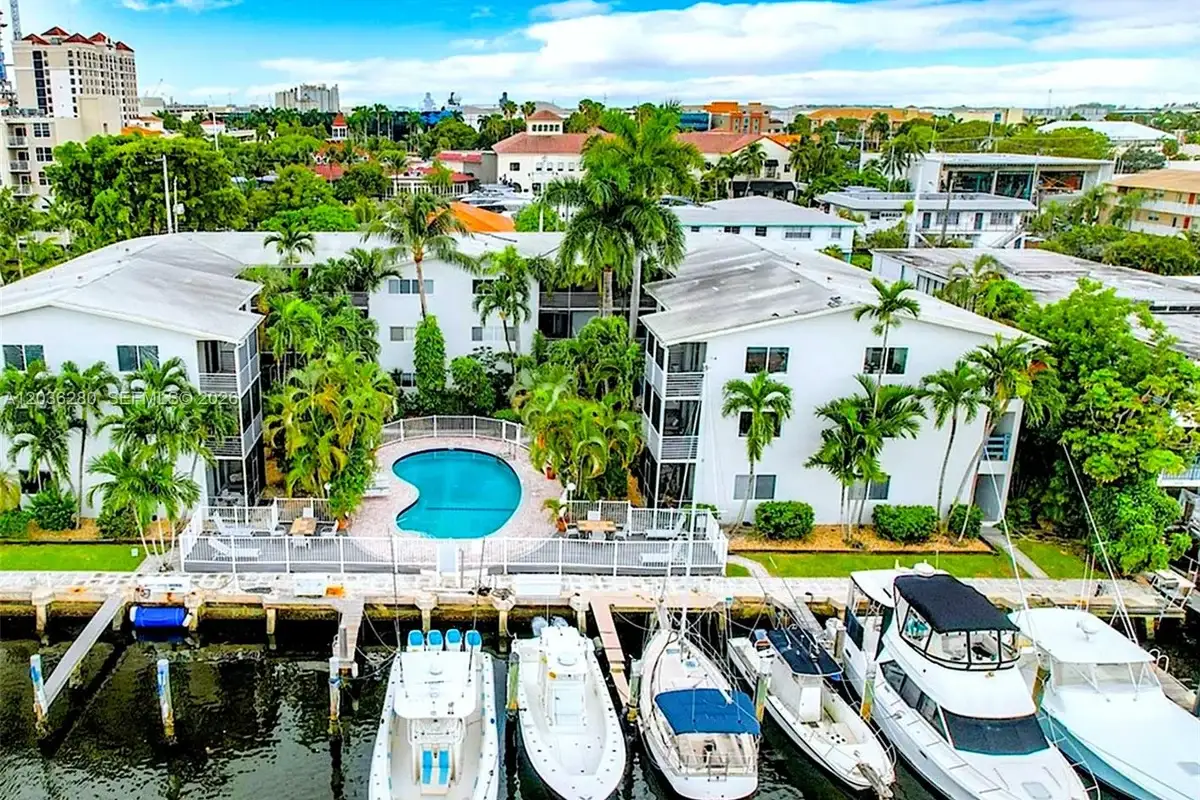 1535 SE 15th St #304, Fort Lauderdale: photo 1 of 13
