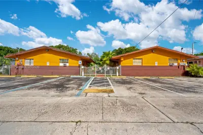 129-131 SE 5th St, Hallandale Beach: photo 1 of 54
