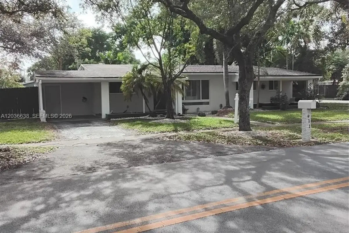 911 W Country Club Cir, Plantation: photo 1 of 30