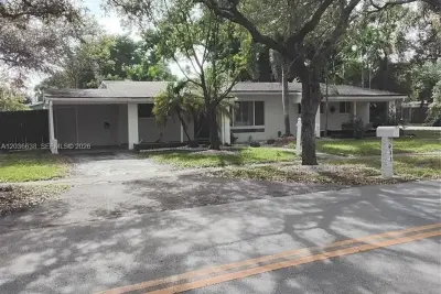 911 W Country Club Cir, Plantation: photo 1 of 30