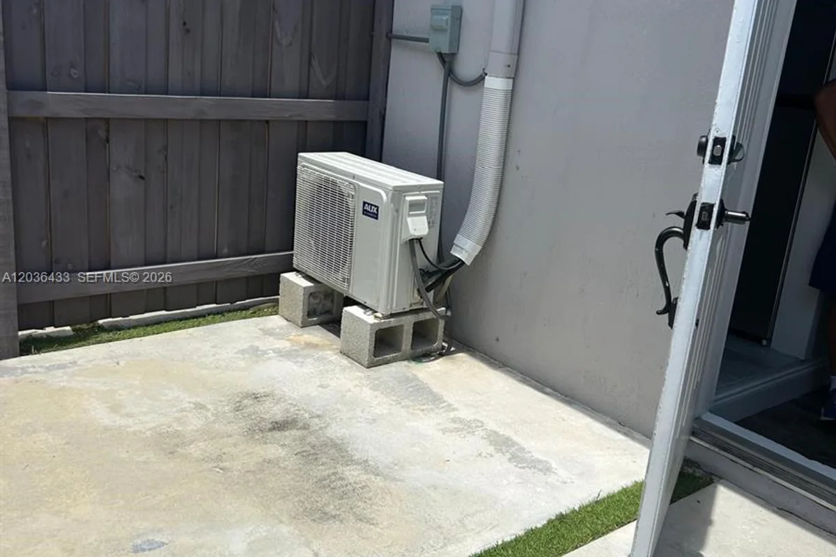 16271 SW 92nd Ter, Miami: photo 1 of 5
