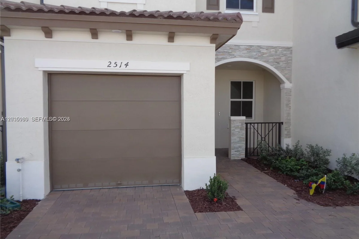 2514 SE 29th St, Homestead: photo 1 of 31