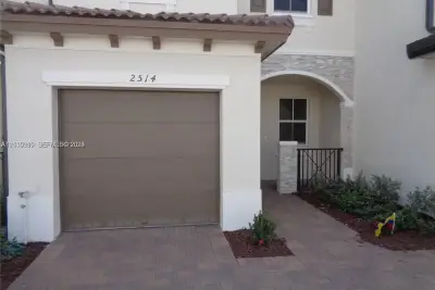 2514 SE 29th St, Homestead: photo 1 of 31