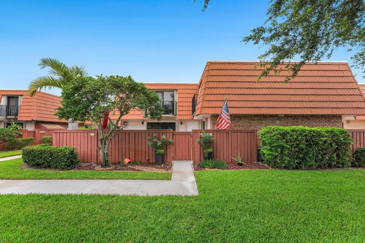 2818 Waterford Dr N, Deerfield Beach: photo 1 of 33