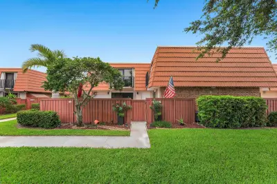 2818 Waterford Dr N, Deerfield Beach: photo 1 of 33