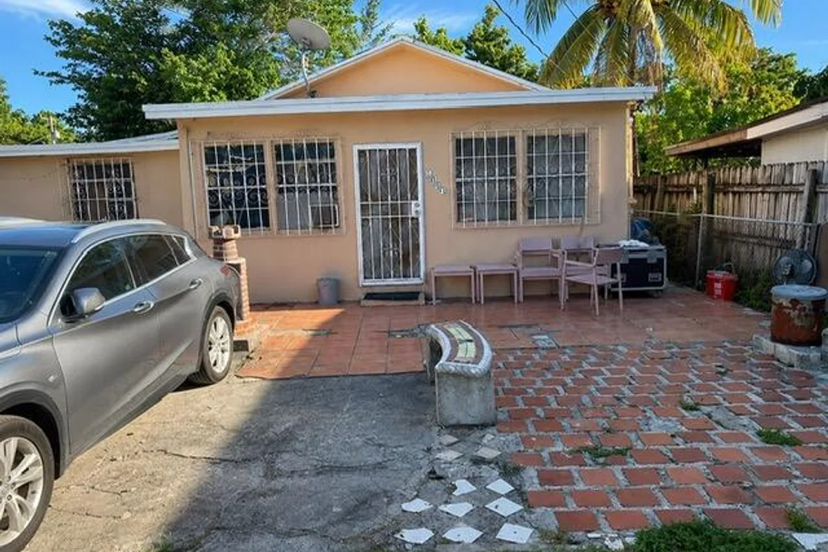 1850 NW 35th St, Miami: photo 1 of 5