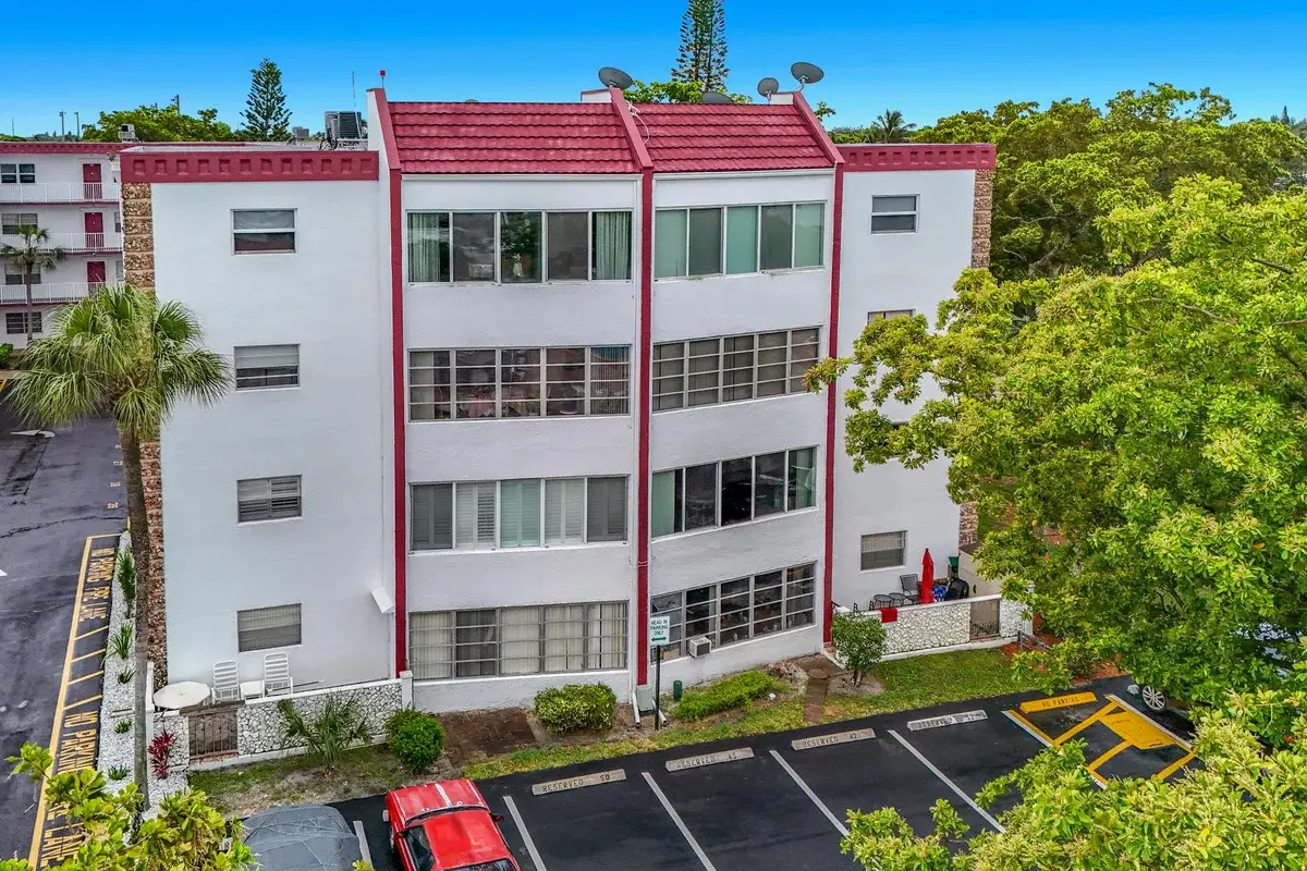 4270 NW 40th St #401, Lauderdale Lakes: photo 1 of 60