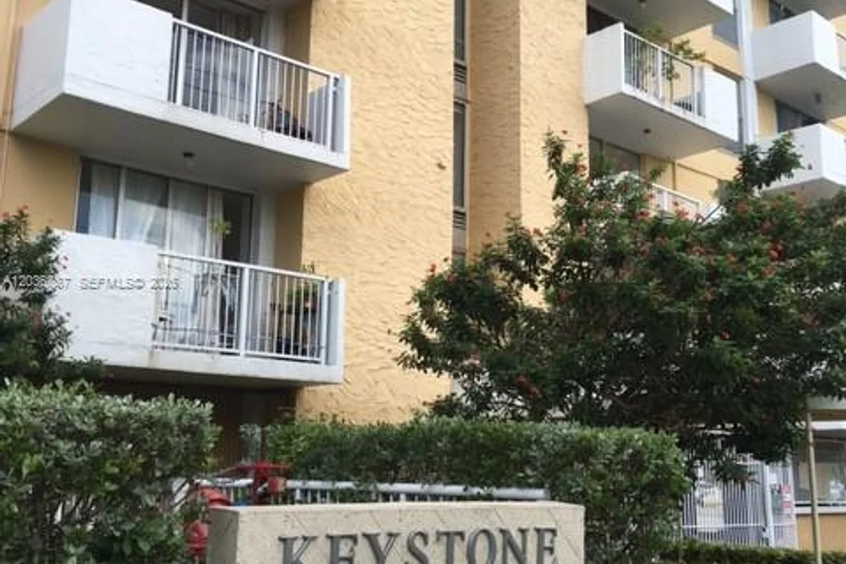 Condo in North Miami: photo 1 of 6