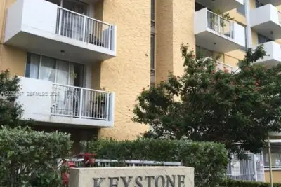 Condo in North Miami: photo 1 of 6