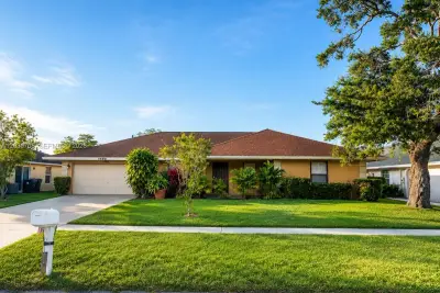 1800 Wisteria St, Wellington: photo 1 of 21