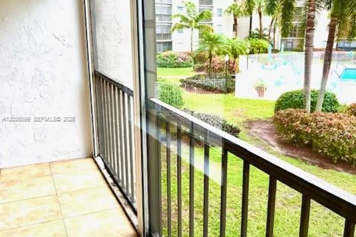 3920 Inverrary Blvd #204C, Lauderhill: photo 1 of 20