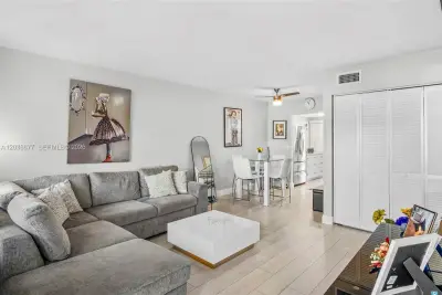 19 Abbey Ln #104, Delray Beach: photo 1 of 24