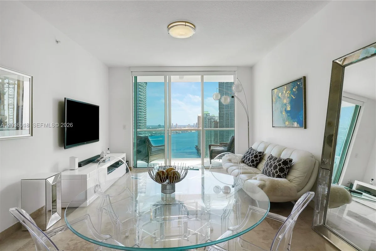 31 SE 5th St #3812, Miami: photo 1 of 35