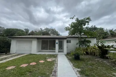 725 NE 160th Ter, Miami: photo 1 of 36