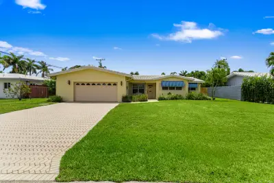 4240 NE 19th Ave, Oakland Park: photo 1 of 51