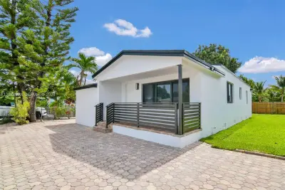 85 SW 30th Ave, Miami: photo 1 of 36