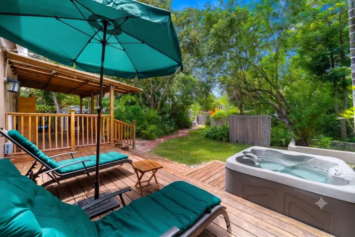 1535 Dewey St, Hollywood: photo 1 of 40