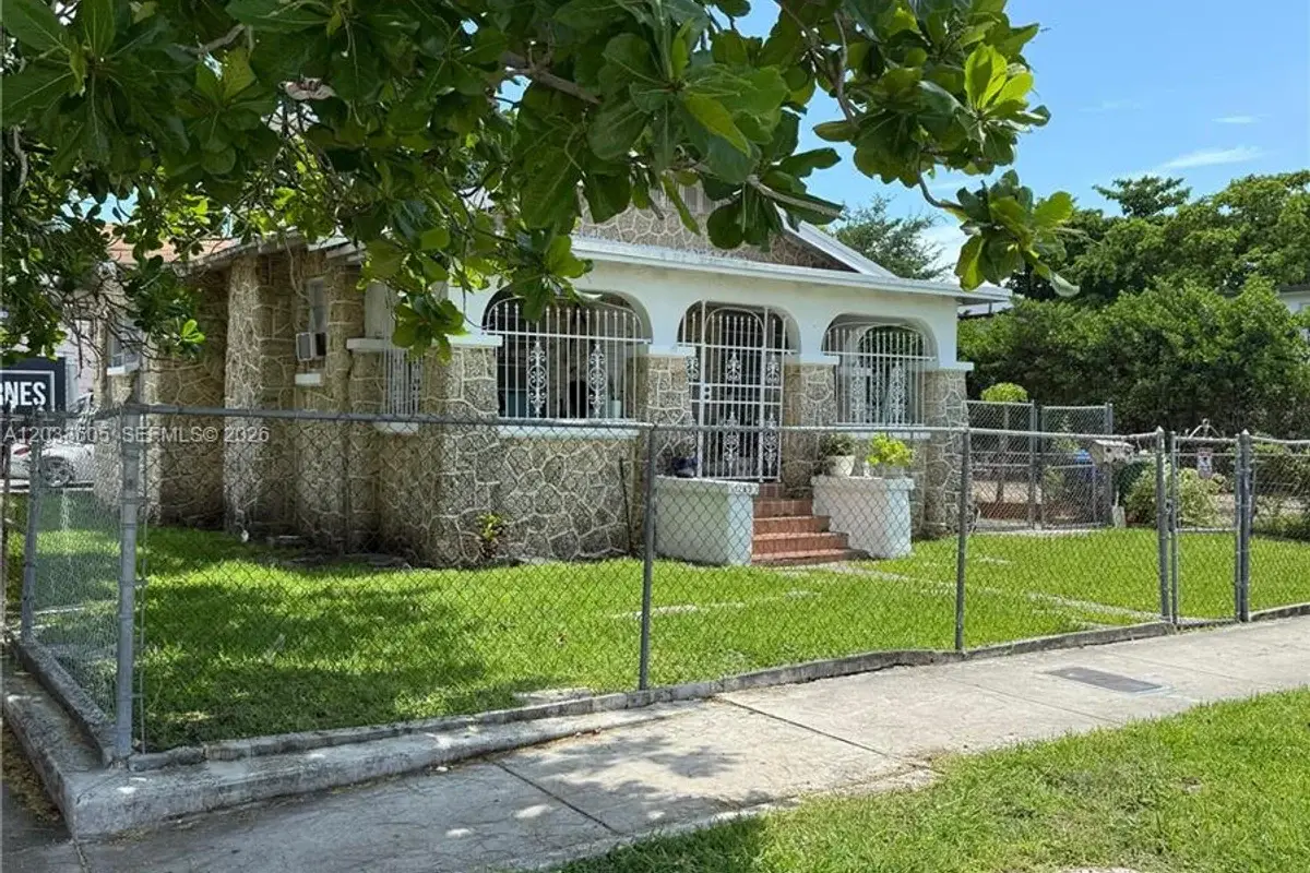1269 NW 4th St, Miami: photo 1 of 11