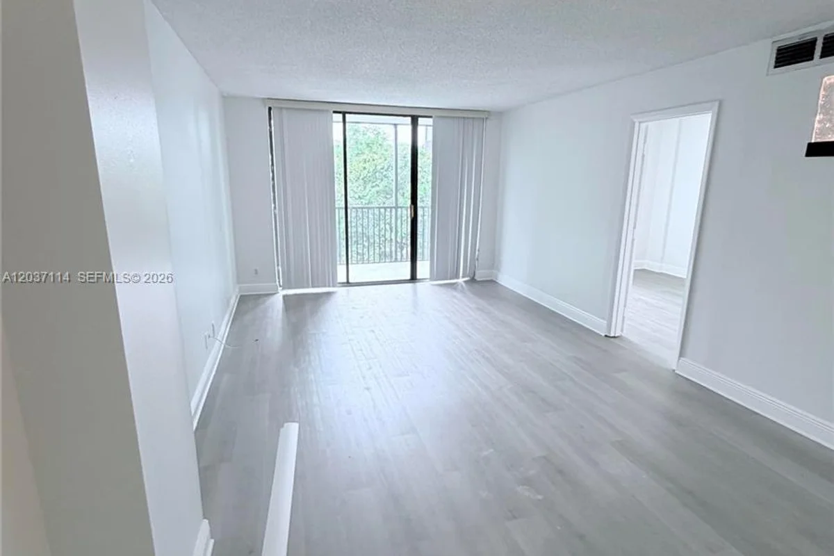 Condo in Aventura: photo 1 of 11