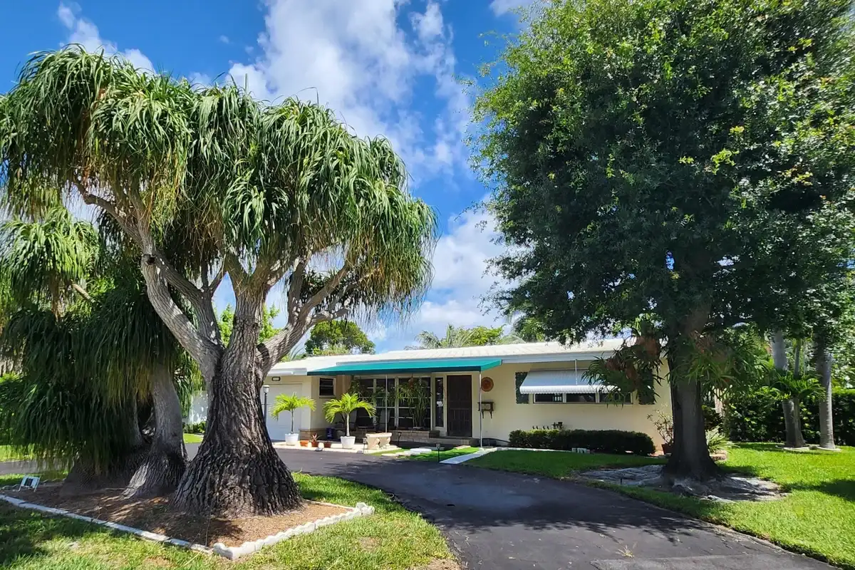 111 SE 7th St, Pompano Beach: photo 1 of 43