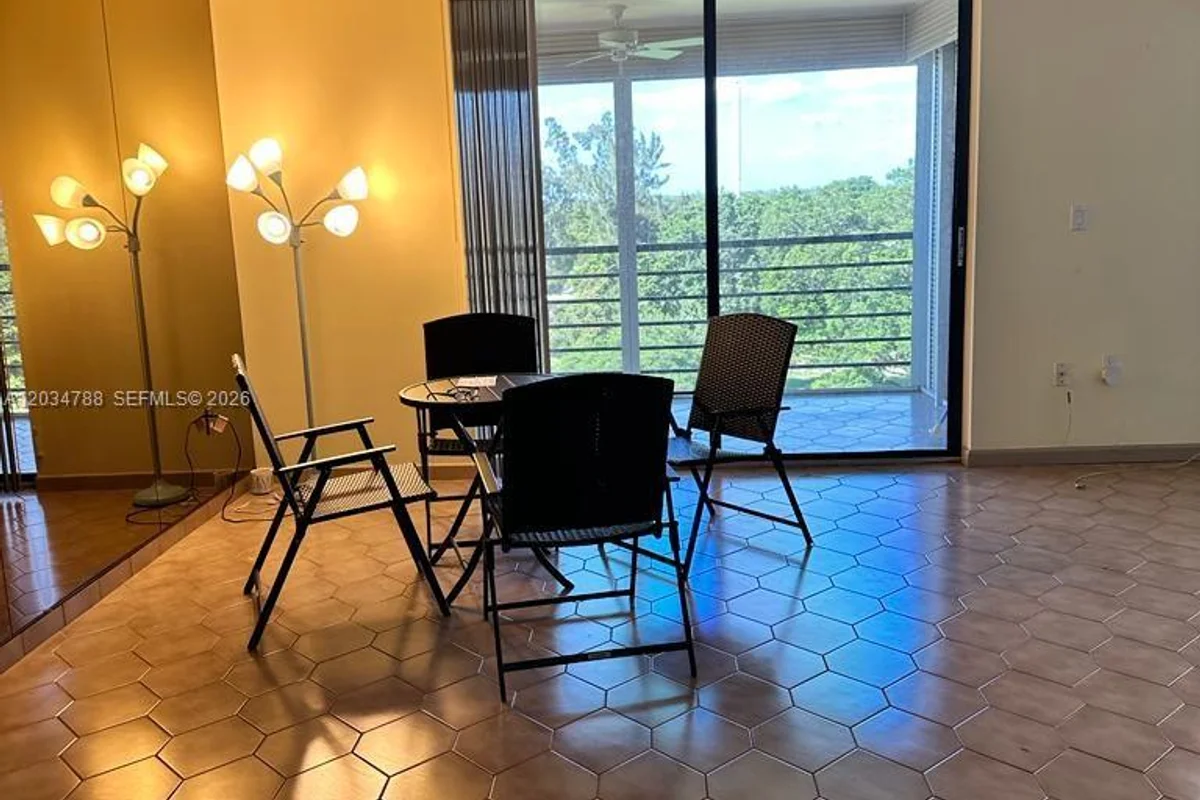 900 Saint Charles Pl #708, Pembroke Pines: photo 1 of 2