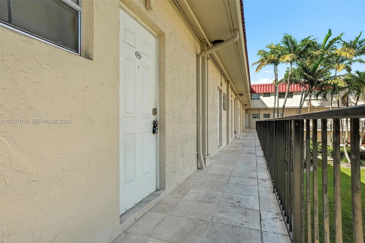 Condo in Pinecrest: photo 1 of 26