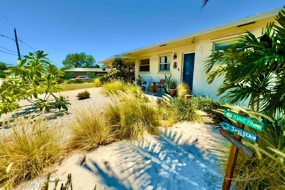 2401 Avenue Q, West Palm Beach: photo 1 of 58