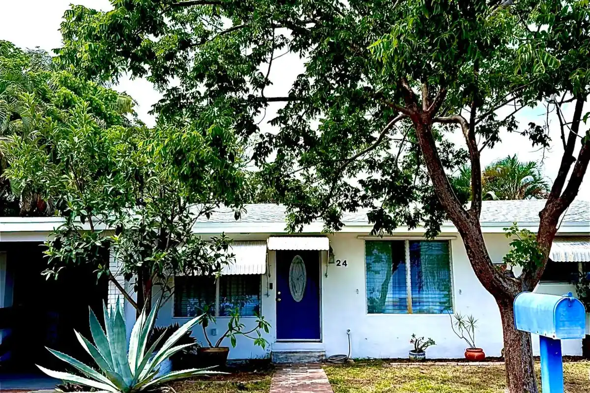 24 SW 12th St, Dania Beach: photo 1 of 21