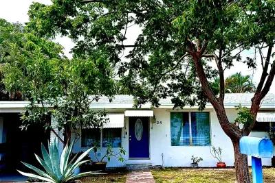 24 SW 12th St, Dania Beach: photo 1 of 21