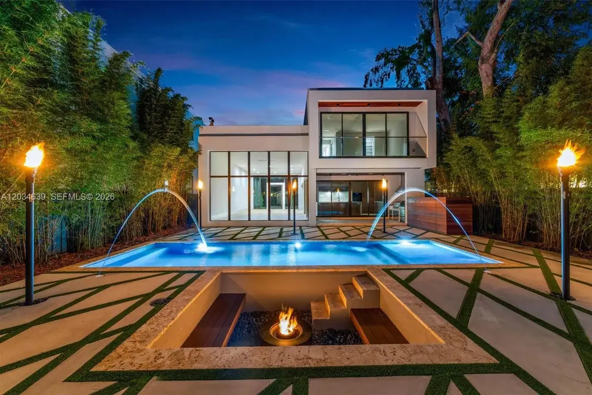 43 NW 42nd St, Miami: photo 1 of 54