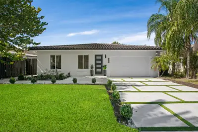 1750 NE 49th St, Fort Lauderdale: photo 1 of 28