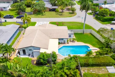 1420 NE 42nd Ct, Oakland Park: photo 1 of 36