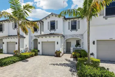 592 NW 203rd Ter, Miami Gardens: photo 1 of 37