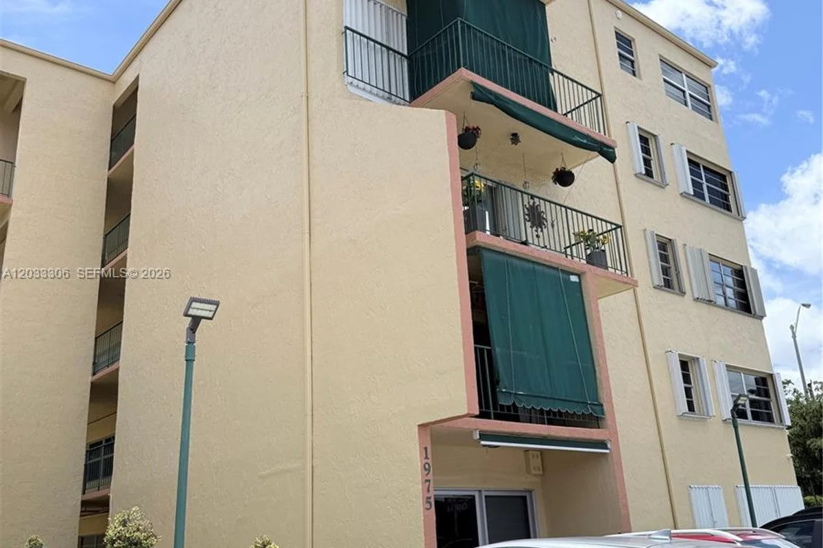 1975 W 44th Pl #401, Hialeah: photo 1 of 18