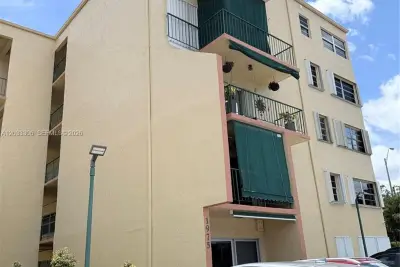1975 W 44th Pl #401, Hialeah: photo 1 of 18
