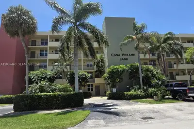 2400 NE 10th St #104, Pompano Beach: photo 1 of 32